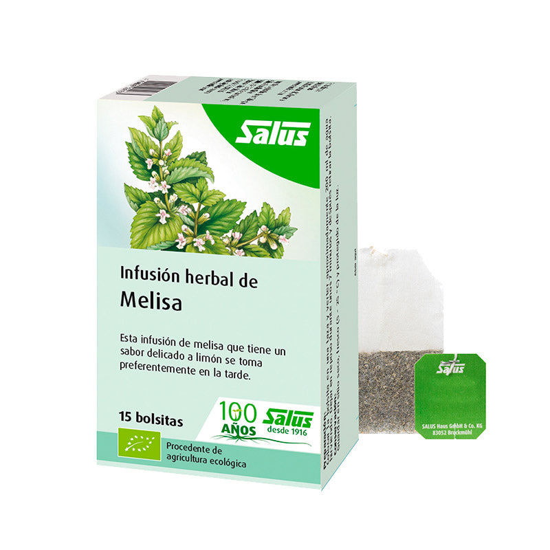 Infusión de Melissa SalusFlora en taza, con hojas secas y flores de menta, lista para disfrutar.
